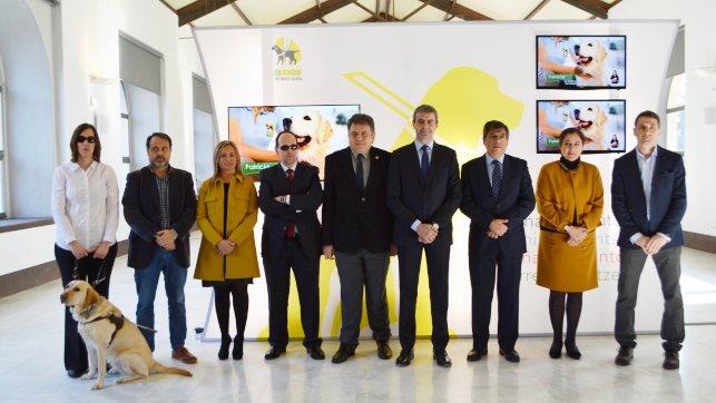 La ONCE inaugura en Toledo la exposición por los 25 años de la Fundación del Perro Guía
